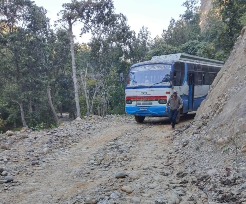 मोहन्यालको घाटछामा बस पुगेपछि स्थानीयलाई राहत