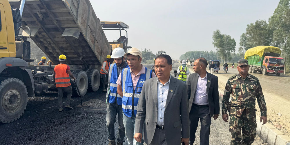 ऊर्जामन्त्री घिसिङद्वारा निर्माणाधीन पूर्व-पश्चिम एशियन राजमार्गको निरीक्षण