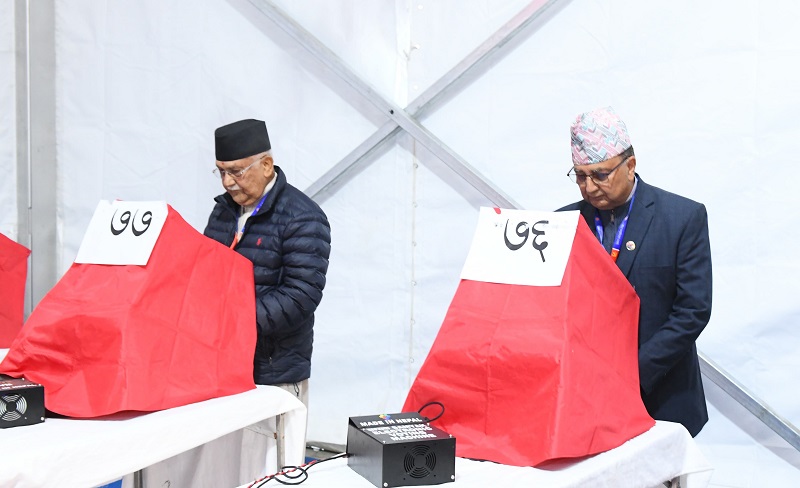 एमालेको नयाँ नेतृत्व चयनका लागि मतदान शुरू