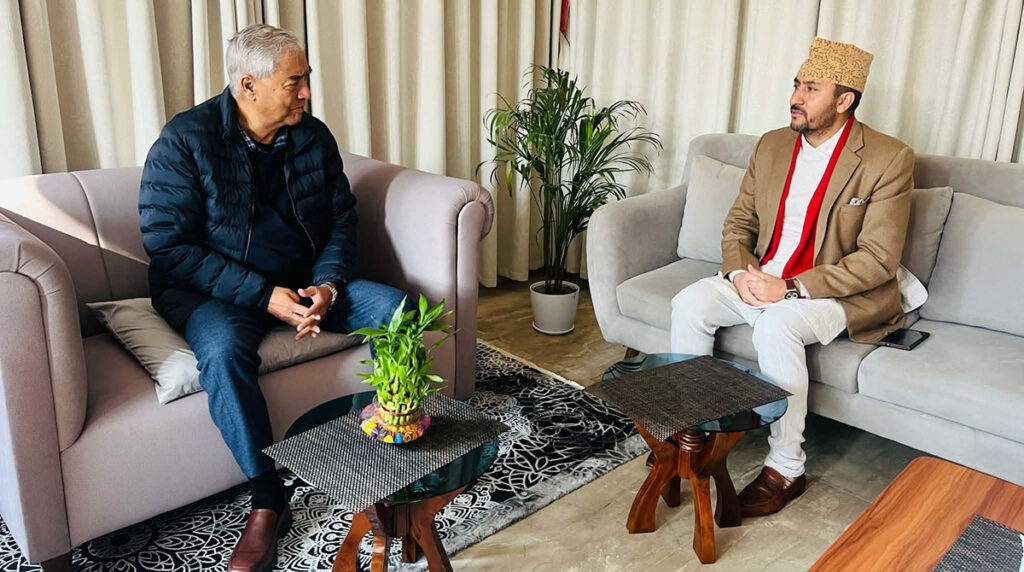 दलसँगको सम्बन्ध सुधारमा सरकारको गृहकार्य तीव्र, बिहानै देउवा निवास पुगे सञ्चारमन्त्री खरेल