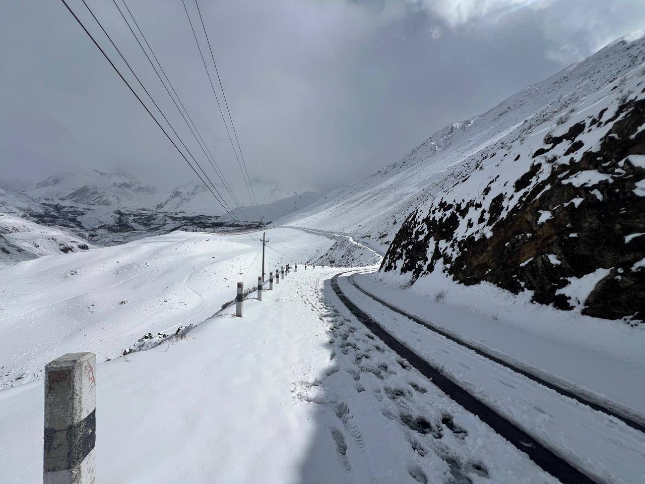 बाक्लो हिउँ जमेपछि मुस्ताङका दुई सडक अवरुद्ध