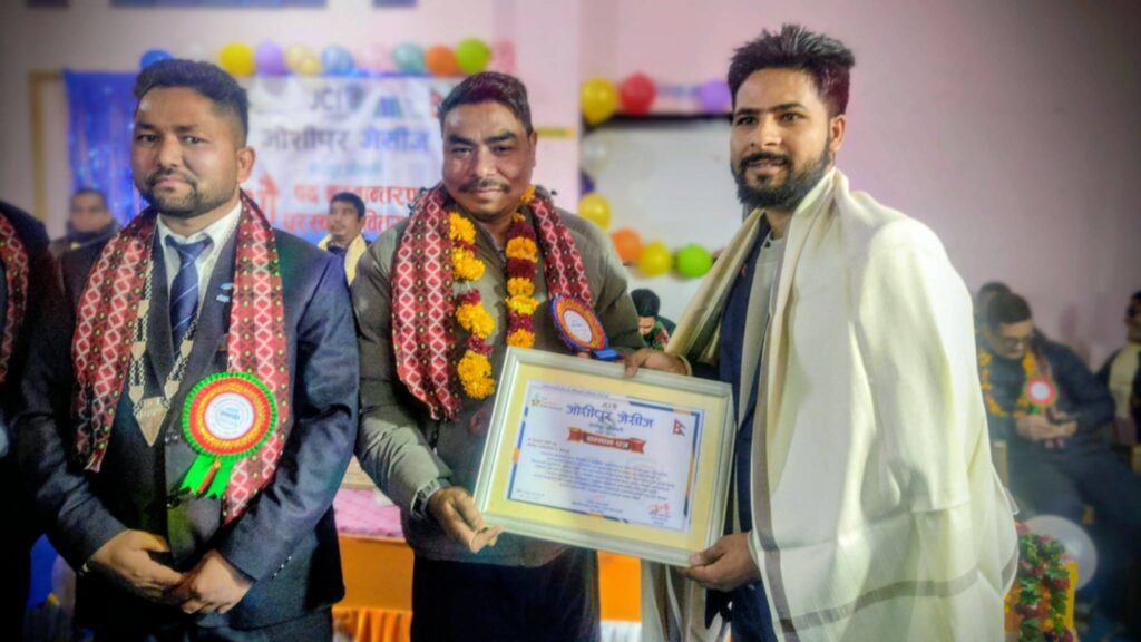जोशीपुर बाट पत्रकारिता गर्दै आएका पत्रकार खेमराज जोशी सम्मानित