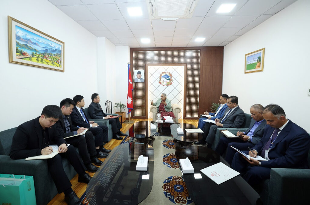 प्रधानमन्त्री कार्कीलाई भेट्न चिनियाँ राजदूत सिंहदरबारमा