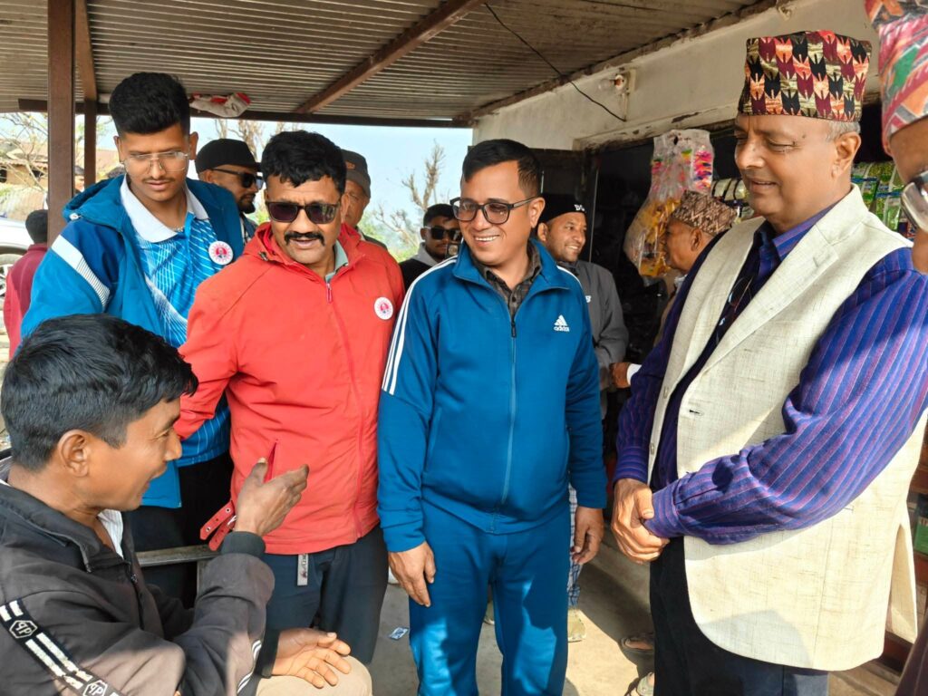 टोल–टोलमा पुगेर मतदातासँग प्रत्यक्ष भेटघाट गर्दै एमाले उम्मेदवार सुर्य बहादुर थापा