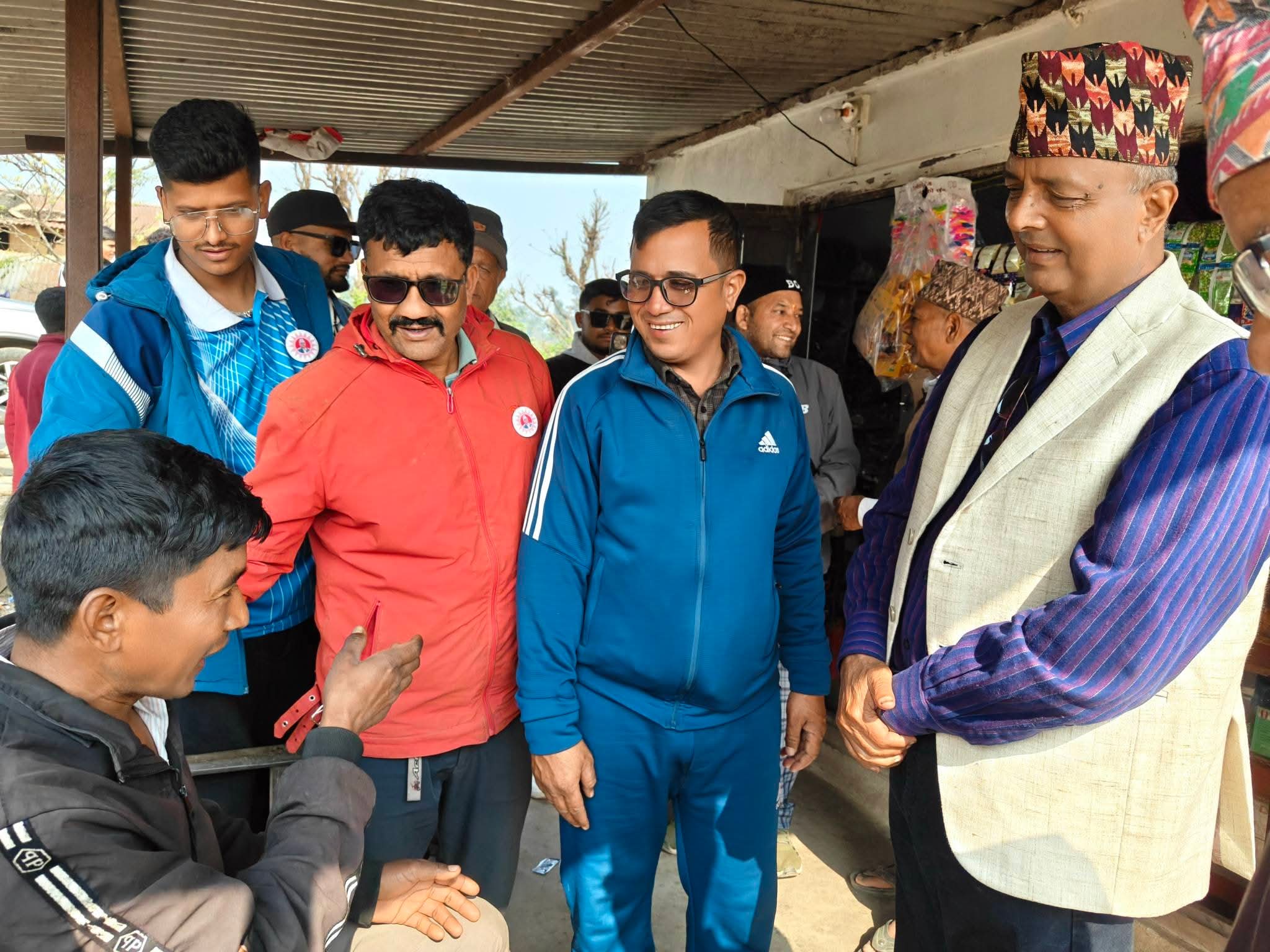 टोल–टोलमा पुगेर मतदातासँग प्रत्यक्ष भेटघाट गर्दै एमाले उम्मेदवार सुर्य बहादुर थापा