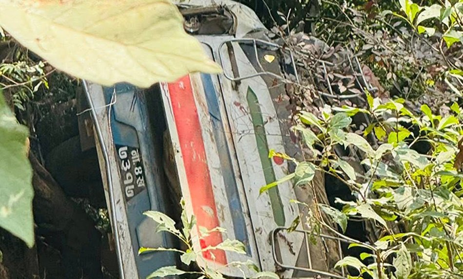 सेनाकाे टाेली सवार बस दुर्घटना