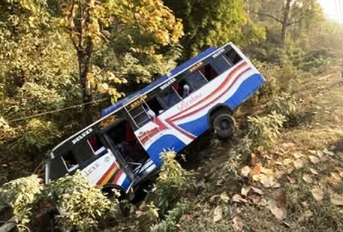 मकवानपुरको मनहरीमा बस दुर्घटना हुँदा २२ जना यात्रु घाइते