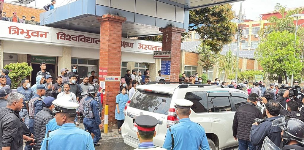 स्वास्थ्य परिक्षणका लागि टिचिङ अस्पताल भर्ना भए ओली