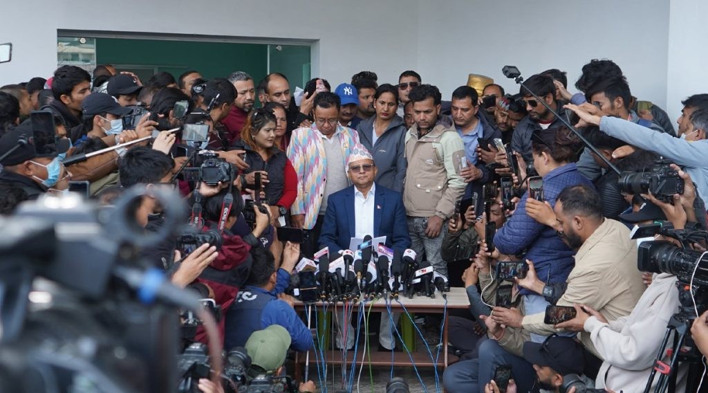 ओली र लेखकको गिरफ्तारी गैरकानुनी, कानुनी र राजनीतिक प्रतिवाद गर्ने एमालेको निर्णय