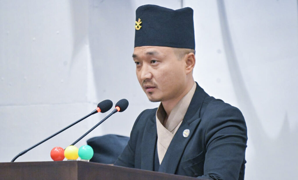 पदबाट राजीनामा दिंदै गुरुङले भने, पदभन्दा नैतिकता र जनविश्वास ठुलो हो