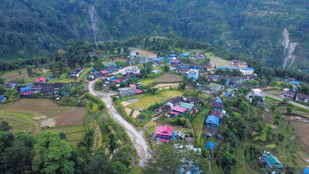 मध्यपहाडी लोकमार्गको कालोपत्रेमा हेलचेक्रयाइँ, ठेक्का लागेको पाँच वर्ष भइसक्दा पनि कालोपत्रे पूरा हुन सकेन