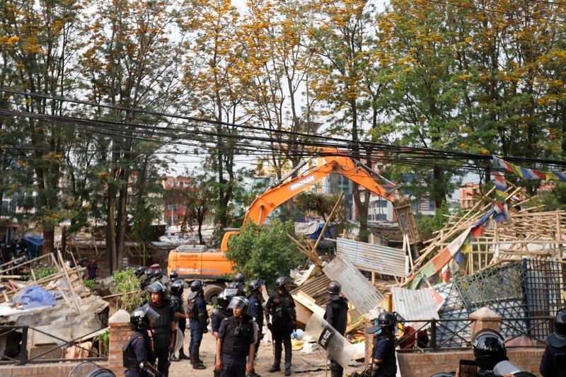 थापाथलीको सुकुम्बासी बस्तीमा चल्यो डोजर, आजदेखि हटाउन सुरु