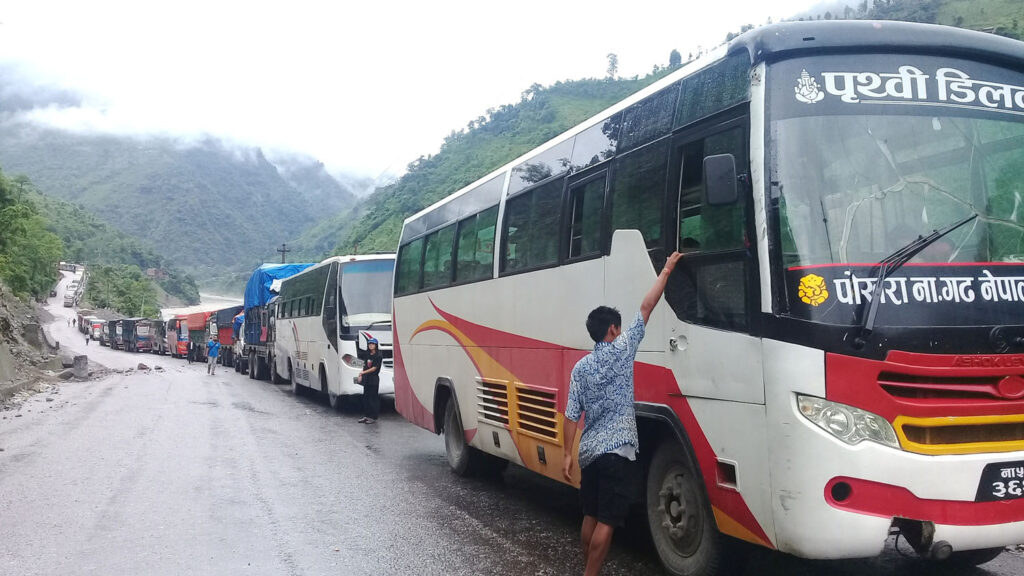 शनिबार साँझ परेको वर्षाका कारण मध्यपहाडी लोकमार्ग अवरुद्ध