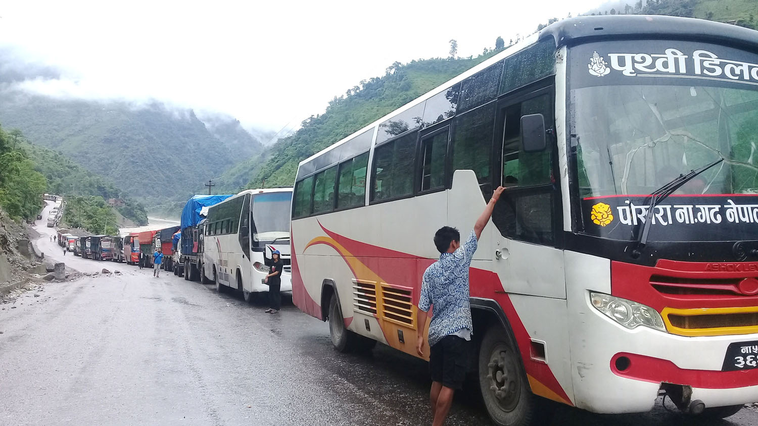 शनिबार साँझ परेको वर्षाका कारण मध्यपहाडी लोकमार्ग अवरुद्ध