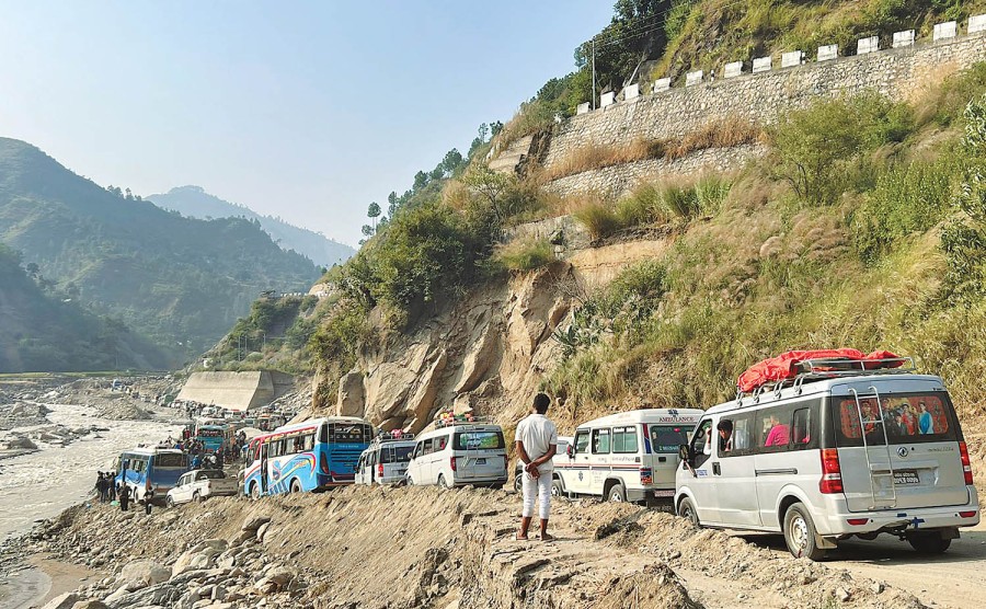 अविरल वर्षाका कारण बीपी राजमार्गमा सवारी आवागमन पूर्ण रूपमा बन्द