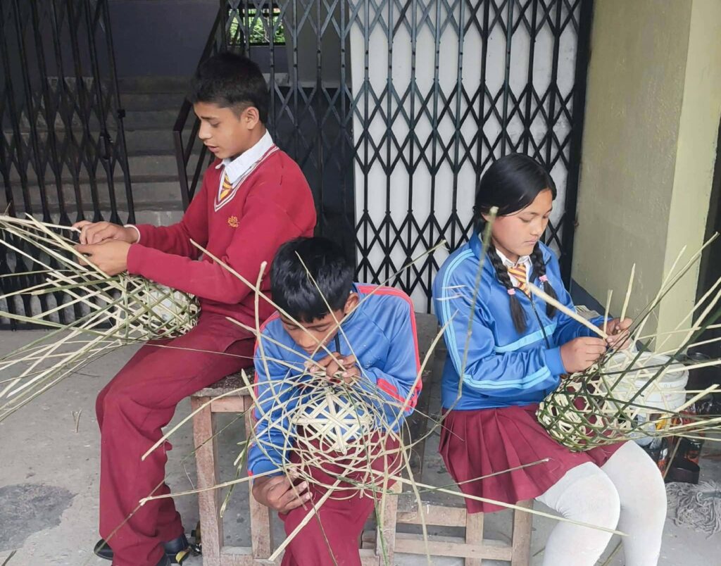 विद्यार्थीलाई चोयाको सामग्री बनाउने सीप हस्तान्तरण