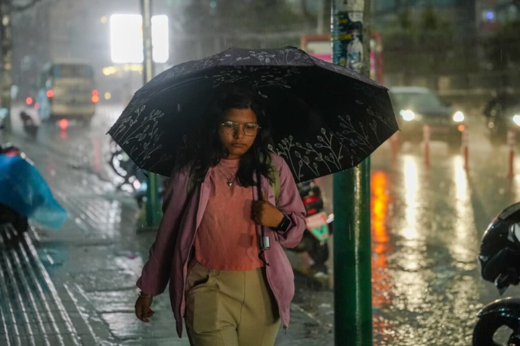 काठमाडौंमा बिहानैदेखि वर्षा, सुदूरपश्चिमका भू–भागमा तातो लहर हुने सम्भावना