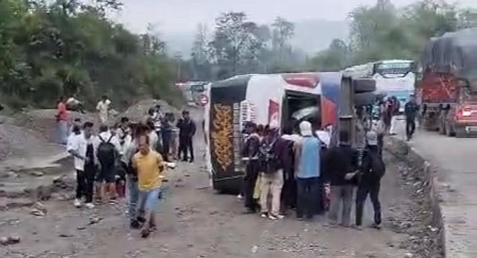 ज्यामिरेमा बस दुर्घटना : १३ जना घाइते