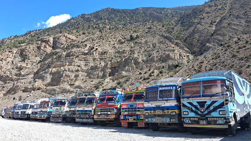 मुस्ताङ देखि कोरलासम्म झन्डै ५०० कन्टेनर रोकिए