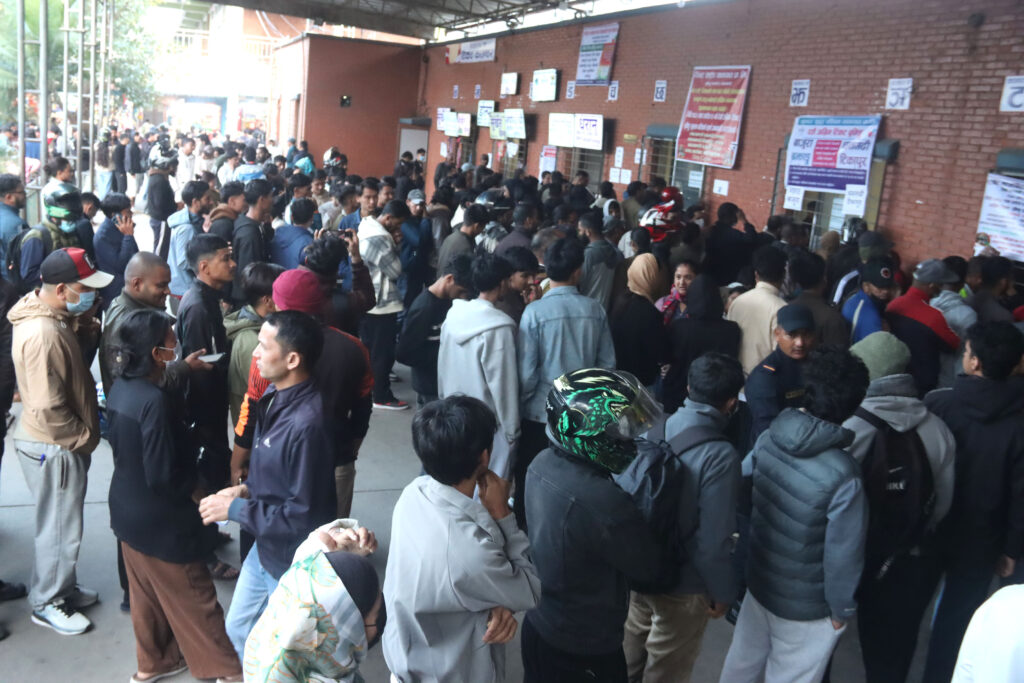 टिकट बुकिङ खुलेसँगै बसपार्कमा यात्रुको चहलपहल