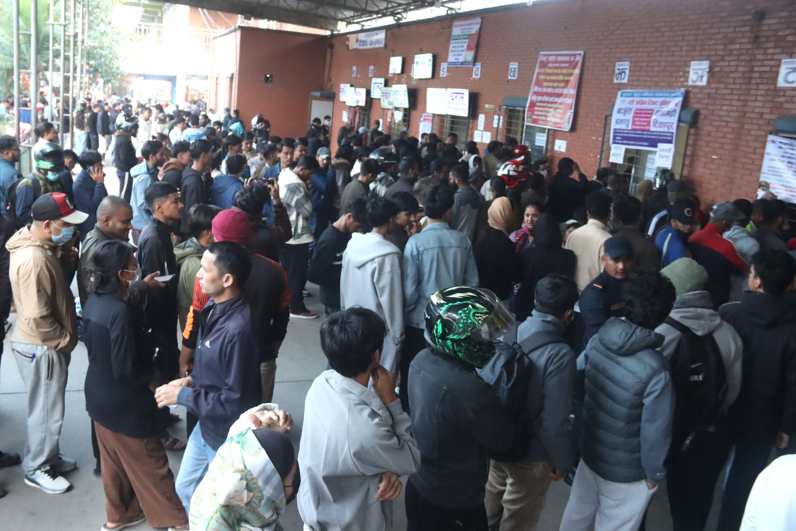 टिकट बुकिङ खुलेसँगै बसपार्कमा यात्रुको चहलपहल