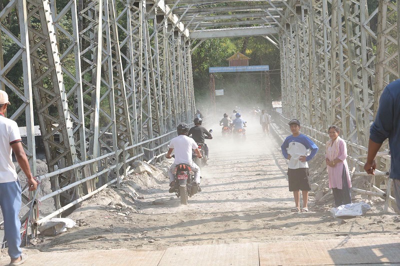 धादिङ र गाेरखा जाेड्ने आरुघाट पुलमा बेलिब्रिज जडान